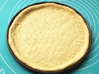 10、培根田园披萨,面胚放入披萨盘,整理一下边缘,用叉子叉出小孔,避免烤的时候鼓泡。