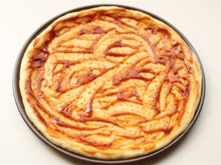 11、培根田园披萨,抹上披萨酱或者别的适合的酱汁,我用的番茄酱和牛排酱1:1混合,味道也很好。