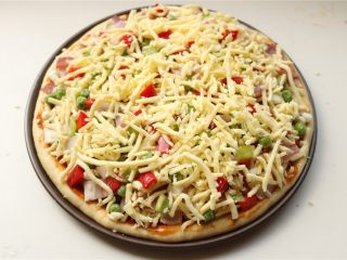 15、培根田园披萨,再铺一些奶酪在上面。