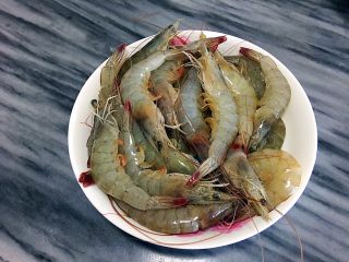 1、飘香炸虾????,海虾洗净