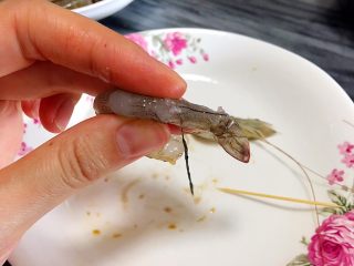 5、飘香炸虾????,黑黑这条就是虾线了