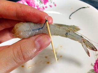 6、飘香炸虾????,再用牙签扎入虾的腹部挑出虾筋