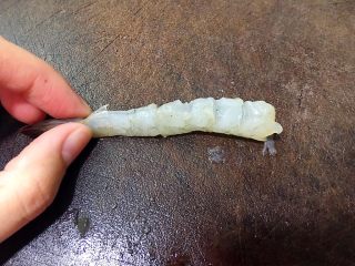 8、飘香炸虾????,虾仁腹部割上几刀，使虾筋络断裂，炸出来不会缩