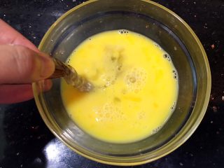 13、飘香炸虾????,裹上蛋液