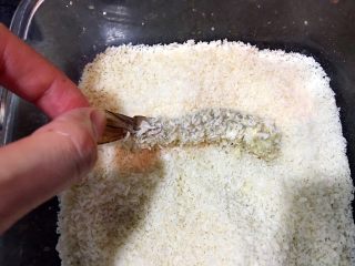 14、飘香炸虾????,再粘上面包糠