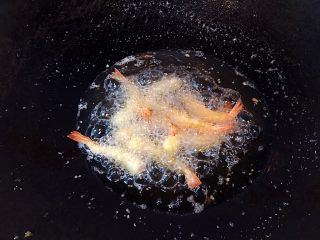 18、飘香炸虾????,放凉一点后，再复炸一次，炸到金黄色，捞起控油，装盘。