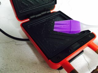 9、爆浆火龙果酸奶吐司,在三明治盘中刷上花生油