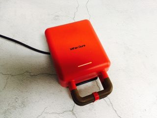 10、爆浆火龙果酸奶吐司,插上电源线并盖上盖子将机子预热三分钟