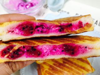 17、爆浆火龙果酸奶吐司,果香浓郁超级满足