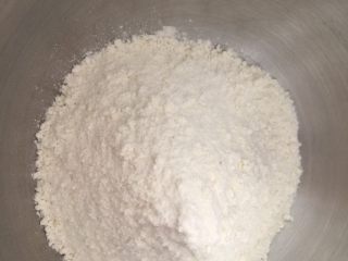 1、早餐麻酱核桃层层蒸糕,厨师机和面盆放入面粉