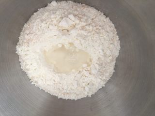 3、早餐麻酱核桃层层蒸糕,加入水