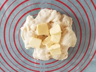 6、蔓越莓手撕小面包,再加入软化的黄油，揉几分钟揉成光滑的面团；