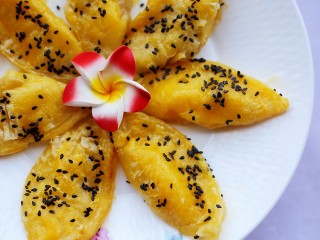 10、香甜酥脆的香蕉蛋挞酥,入烤箱200度上下火烤5分钟即可出炉。