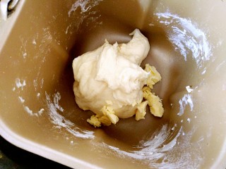 3、最爱面包+蜜豆面包,加软化的黄油，继续揉面