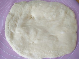 7、最爱面包+蜜豆面包,取出面放面垫子上，按压排气