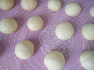 9、最爱面包+蜜豆面包,揉成大小均匀的面团