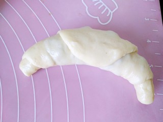 12、最爱面包+蜜豆面包,从下往上卷起