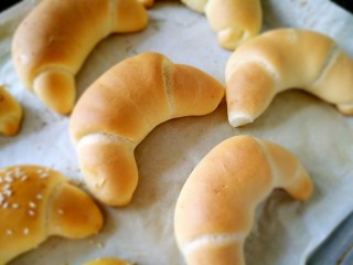 15、最爱面包+蜜豆面包,烤好取出，放凉