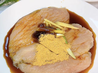 5、香酥鸡排,加入一勺生抽，一勺蚝油，一勺奥尔良腌料