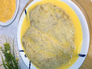 9、香酥鸡排,一层鸡蛋液