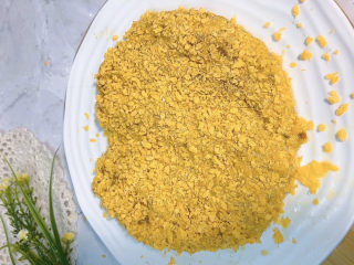 10、香酥鸡排,最后裹上一层面包糠，就可以下锅炸了。