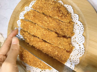 15、香酥鸡排,趁热切块，这酥脆的声音真是特别治愈啊