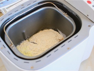 1、火腿肠面包,将所有材料放入面包桶内(火腿肠不放进去，鸡蛋留出一勺，刷面包表面用)