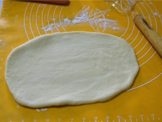 6、火腿肠面包,将其中一个小面团擀成椭圆形