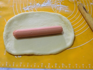 7、火腿肠面包,将火腿肠放在中间