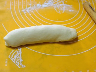 8、火腿肠面包,将火腿肠卷起来