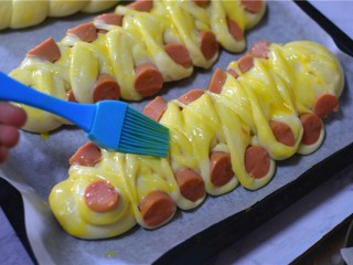 13、火腿肠面包,二次发酵完刷一层蛋液。