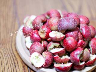 2、山楂酱&山楂糕&果丹皮 宝宝辅食,健胃消食,山楂洗净后去柄,当中切开,用小刀去核。有的核藏的深,确保去干净了。