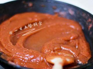 6、山楂酱&山楂糕&果丹皮 宝宝辅食,健胃消食,糖混匀后,炒1,2分钟可以先盛一小瓶做山楂果酱。