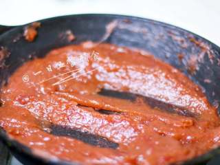 8、山楂酱&山楂糕&果丹皮 宝宝辅食,健胃消食,因为含糖量大,很容易焦底,要不停翻炒。炒到勺子上能够厚厚挂糊,果糊流动性差,关火。从炒到关火大概8分钟。