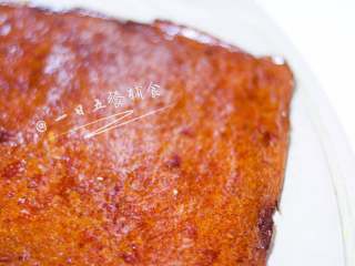 11、山楂酱&山楂糕&果丹皮 宝宝辅食,健胃消食,烤好后,撕开后油纸,然后把边上一圈切除,因为边上一圈通常比较薄,已经变焦硬了。