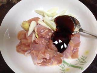 1、吐司魔方披萨,鸡腿肉去皮切大丁加葱、姜、叉烧酱