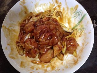 2、吐司魔方披萨,抓匀腌制20分钟