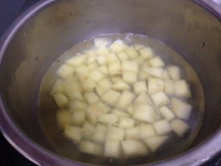 4、吐司魔方披萨,土豆去皮切小丁入开水煮熟（最好煮面一点)