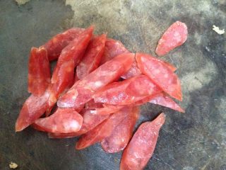 9、吐司魔方披萨,腊肠切片