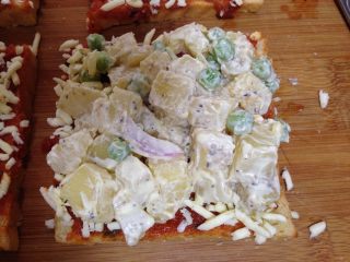 15、吐司魔方披萨,取其中一片放入土豆馅