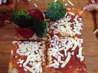 20、吐司魔方披萨,其中一份加入西兰花和圣女果