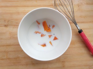 3、黄灿灿的奶香南瓜饼，你感受到春的气息了吗？,榨汁机中加入蒸好的南瓜和牛奶，打成汁