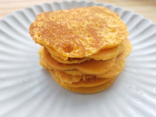 7、黄灿灿的奶香南瓜饼，你感受到春的气息了吗？,出锅的南瓜饼摞起来