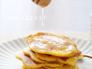 8、黄灿灿的奶香南瓜饼，你感受到春的气息了吗？,淋上蜂蜜即可