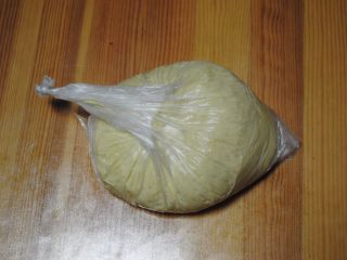 2、酸奶土司,揉好后装进保鲜袋，放入冰箱冷藏发酵