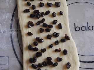 9、酸奶土司,放上适量的蜜豆