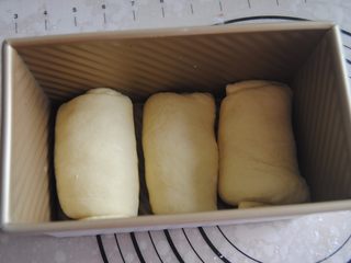 11、酸奶土司,放入吐司盒，放置温暖处发酵至9分满