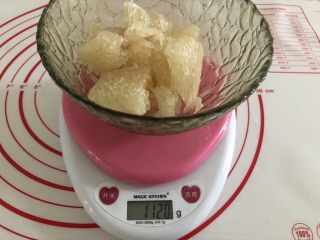 1、胜过冰淇淋蛋糕的「奥利奥冻芝士蛋糕」,取两瓣柚子剥皮,留下果肉。