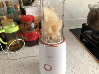 2、胜过冰淇淋蛋糕的「奥利奥冻芝士蛋糕」,加少许水,放入料理机中打成泥。