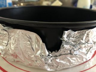 6、胜过冰淇淋蛋糕的「奥利奥冻芝士蛋糕」,同时用锡纸包住8寸蛋糕模具。